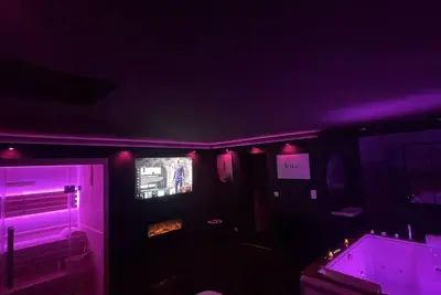 Image de ✨Suite Prestige✨⭐️Jacuzzi, Sauna, Netflix, Disney+⭐️