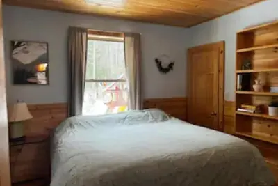 Image de Cozy cabin w/private beach, 5 min to Pleasant Mtn.