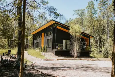 Image de Scandinavian Cozy Cabin in the Woods