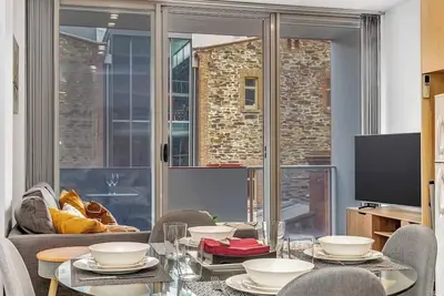 Image de Artsy at East End A Modern Inner city Retreat