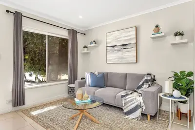 Image de Coastal Comfort with a Pool opposite Henley Beach