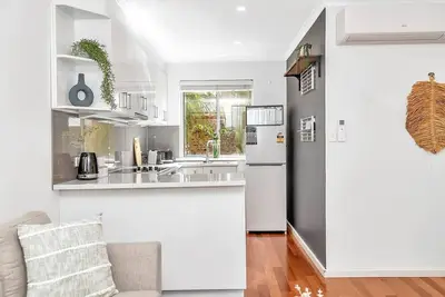 Image de City Life meets Urban Style at Kent Town Gem