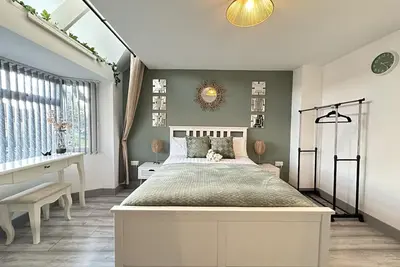 Image de Appartement-Salle de bain et douche-Moderne-Vue sur Rue-Lilypad