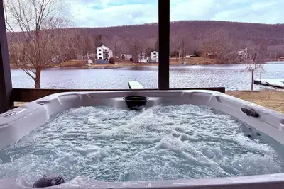 Image de Waterfront Home with Hot Tub, Kayaks, and Fast Wifi