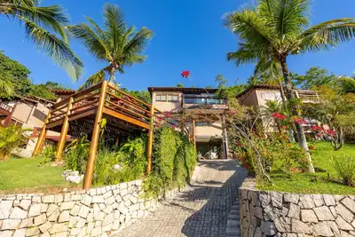 Image de Casa em CondomĂnio em Ilhabela com Piscina e Vista Para o mar