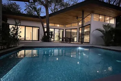 Image de Luxury living steps from the beach