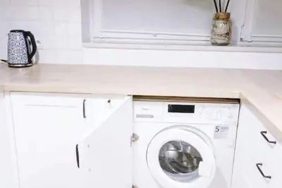 Spacious quiet 2 Br apt + balcony. 2 min to subway