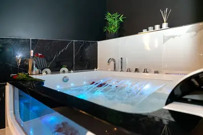 Image de Suite Panthéon Maison de ville haut de gamme avec jaccuzi et sauna.