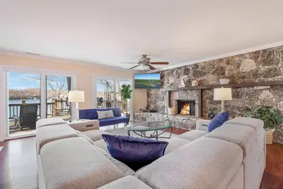 Image de Close to Oaks Golf Course~ Newly Decorated~ 5 min from Margaritaville~ Lake Front~ Private Dock