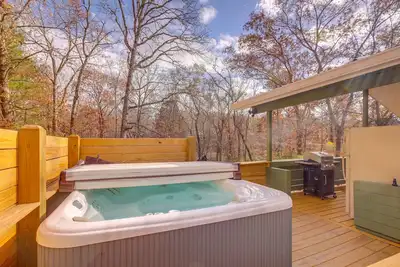 Image de Pet-Friendly Chattanooga Cabin w/ Hot Tub & Kayaks
