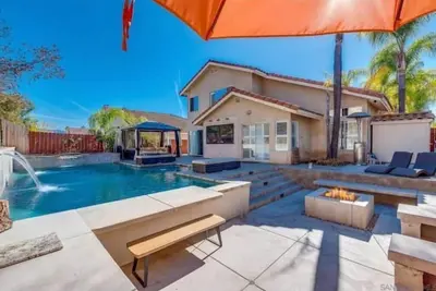 Image de Luxury Oasis: Poolside Bliss