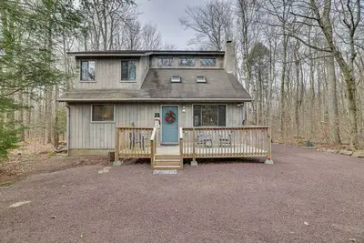 Image de Half-Mi to Lake: Pocono Pines Home w/ Hot Tub
