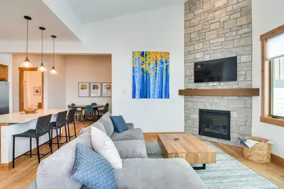 Image de Winter Park Retreat: Balcony, Hot Tub & Fireplace!