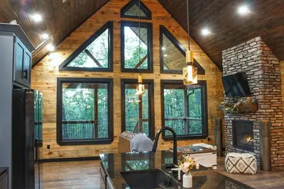Image de Luxury Cabin adjoining Robber's Cave State Park\n