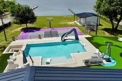 Image de The Grand Pelican - LakeFront W/ Pool, Sport Court, Fire Pit
