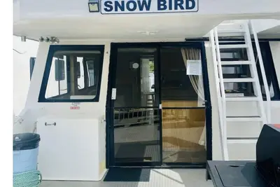 Image de “Snowbird” Houseboat with roof top Hot tub and Slide.