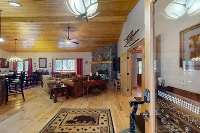 Image de Updated | Fireplaces | Easy Access | High n' Dry
