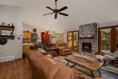 Image de Pet Friendly | Hole 9 | Large Deck | Woodland Vista Retreat
