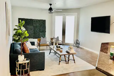 Image de Located in the heart of Houston! Easy access to freeways, sports arenas, & more!