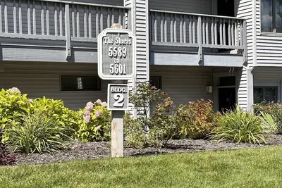 Image de On Grand Traverse East Bay Beach! 600ft of privately shared sandy beach front.