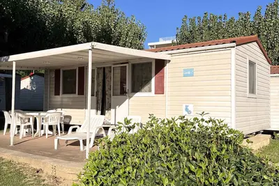Image de Maison mobile avec terrasse, climatisation et piscine