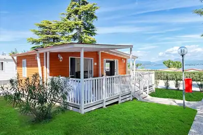 Image de Maison mobile avec terrasse, climatisation et piscine