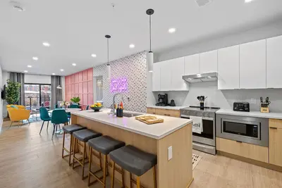 Image de Downtown Pool and Walk to Broadway! - Luxury Downtown Nashville Suite