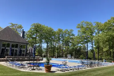 Image de 🏊♀️ Pool Access + Luxury Living Vibes: ☀️ Soak Up the Sun in Style