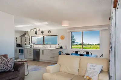 Image de Brighton family bach - sea views, close to beach, park & shops, pet friendly!
