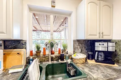 Image de Dog-friendly tropical home with enclosed yard, covered deck, grill, Ac, and W\/D