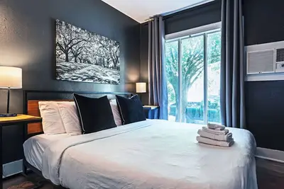 Image de 2br A Stark Contrast! C! Downtown, Medical Center ⭐️⭐️⭐️⭐️⭐️