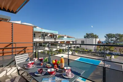 Image de Joli appartement pour 3 personnes avec Wifi, climatisation, piscine, Tv, terrasse et parking