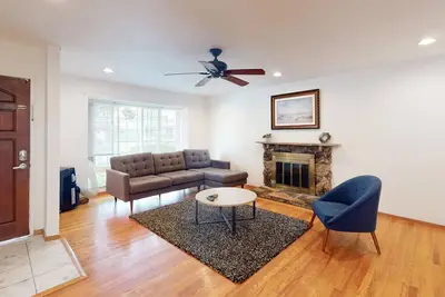Image de Sunny Santa Clara 3br w/ Private Backyard, nr Coffee, by Blueground