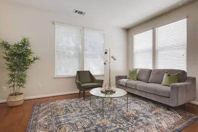 Image de Superb Dublin 4br w/ 2-Car Garage, nr Trails & Park, by Blueground