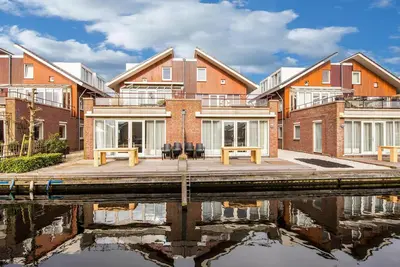 Image de Grand appartement avec terrasse directement sur l'eau