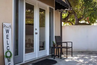 Image de Big Oak Tree Retreat - Brand New Modern Private Guest Suite