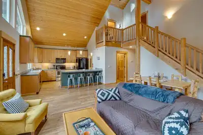 Image de 1 Mi to Lake Easton: Family Cabin w/ Deck!