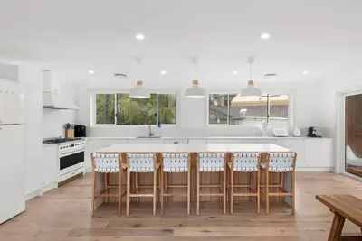Image de Stunning home 350 metres from the beach.