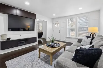 Image de Dog Friendly! Epic Hyde Park Location! Remodeled 1940 Bungalow | Back Deck w/ Shade & Dining Table