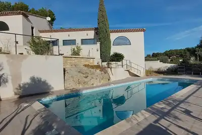 Image de Maison en Provence capacité 8 pers, avec piscine, et jolie vue sur étang.