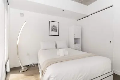 Image de A 2 Br Unit in the Iconic Glasshouse Skylofts (1905)