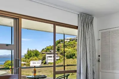 Image de A Stone's Throw to the Lake *No Service Fee*