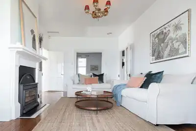 Image de Central Elegance: Cottage Gem with Parking