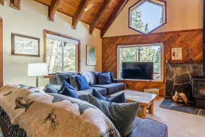 Image de 4 Bedroom, Plus Loft Home with Forest Views, Fireplace, and Garage!