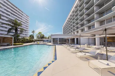 Image de Convenient Stay Close to Palm Beach! Beachfront Resort with Outdoor Pool