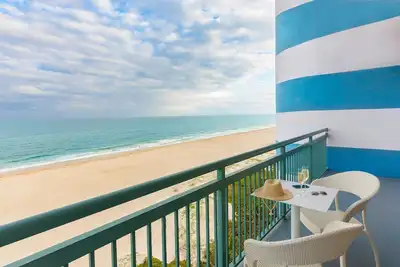 Image de Beachside Resort w/ Scenic Views - Water Sports Access! Outdoor Swimming Pool