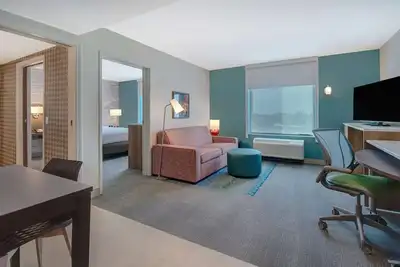 Image de Modern Comforts! Pool, Parking, Breakfast. Minutes to Discovery Science Center!