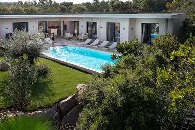 Image de Villa contemporaine avec piscine chauffée à 400m de la plage!