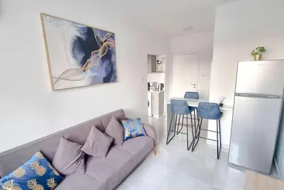 Image de Coastal Chic: Luxury Apt in the Heart of the City!
