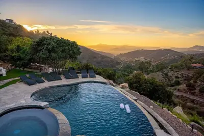 Image de San Diego Serenity Hills_Infinity Pool_Spa_Pickleball